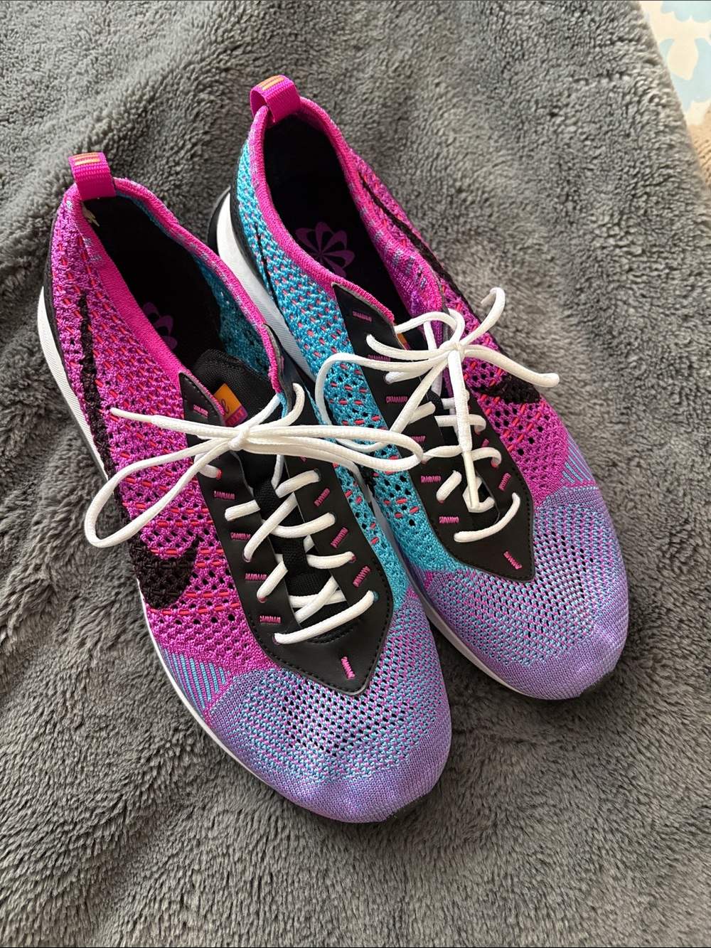 LIKE NEW Women’s Nike Flyknit Air Max Racer Fuschia Size 9